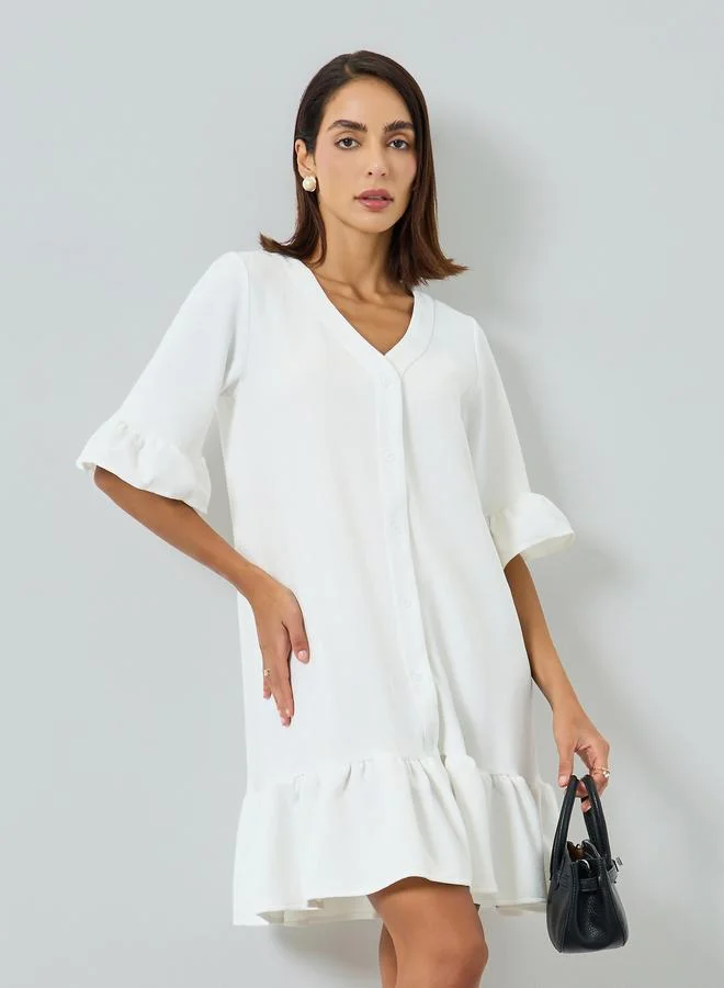 تايك تو فستان ميني أبيض بأزرار وتفاصيل كشكش